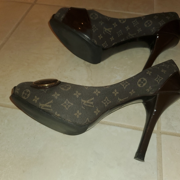 Louis Vuitton heels - Picture 3 of 3
